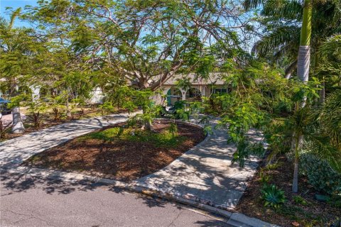 House in Saint Petersburg, Florida 3 bedrooms, 221.2 sq.m. № 1654631 - photo 18