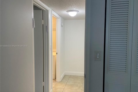 Apartment in Hallandale Beach, Florida 3 bedrooms, 172.8 sq.m. № 1832238 - photo 6