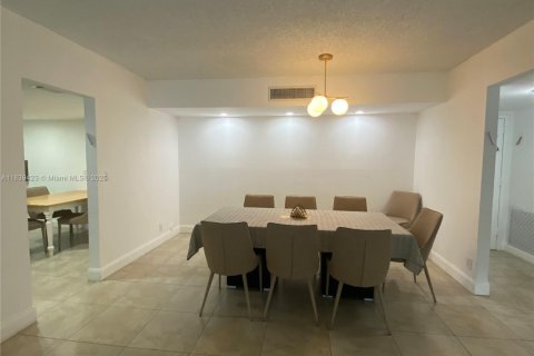 Apartment in Hallandale Beach, Florida 3 bedrooms, 172.8 sq.m. № 1832238 - photo 17