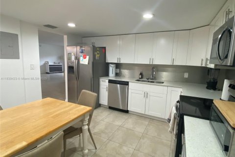 Apartment in Hallandale Beach, Florida 3 bedrooms, 172.8 sq.m. № 1832238