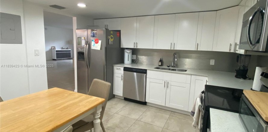 Apartment in Hallandale Beach, Florida 3 bedrooms, 172.8 sq.m. № 1832238