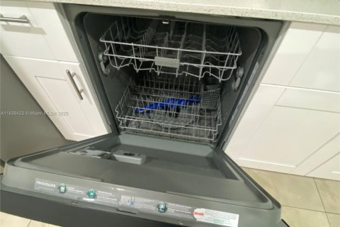 Apartment in Hallandale Beach, Florida 3 bedrooms, 172.8 sq.m. № 1832238 - photo 14