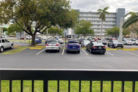 Apartment in Hallandale Beach, Florida 3 bedrooms, 172.8 sq.m. № 1832238 - photo 8