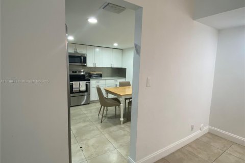 Apartment in Hallandale Beach, Florida 3 bedrooms, 172.8 sq.m. № 1832238 - photo 13