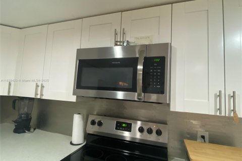 Apartment in Hallandale Beach, Florida 3 bedrooms, 172.8 sq.m. № 1832238 - photo 16