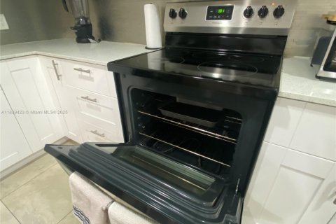 Apartment in Hallandale Beach, Florida 3 bedrooms, 172.8 sq.m. № 1832238 - photo 15