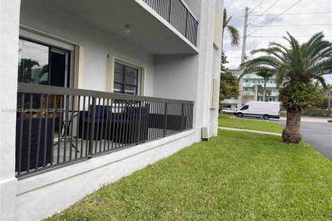 Apartment in Hallandale Beach, Florida 3 bedrooms, 172.8 sq.m. № 1832238 - photo 7