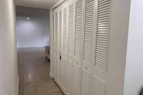 Apartment in Hallandale Beach, Florida 3 bedrooms, 172.8 sq.m. № 1832238 - photo 3