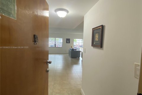 Apartment in Hallandale Beach, Florida 3 bedrooms, 172.8 sq.m. № 1832238 - photo 12