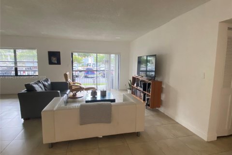 Apartment in Hallandale Beach, Florida 3 bedrooms, 172.8 sq.m. № 1832238 - photo 11