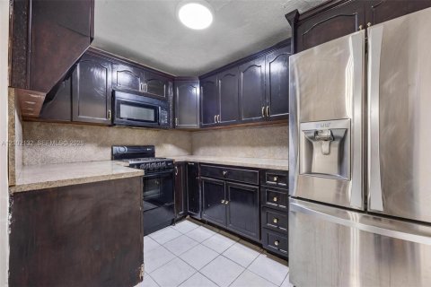 Touwnhouse à vendre à Hialeah, Floride: 3 chambres, 130.99 m2 № 2409354 - photo 6