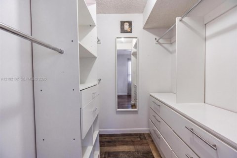 Touwnhouse à vendre à Hialeah, Floride: 3 chambres, 130.99 m2 № 2409354 - photo 25