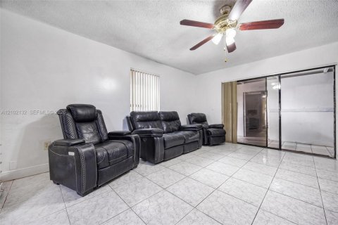 Touwnhouse à vendre à Hialeah, Floride: 3 chambres, 130.99 m2 № 2409354 - photo 9