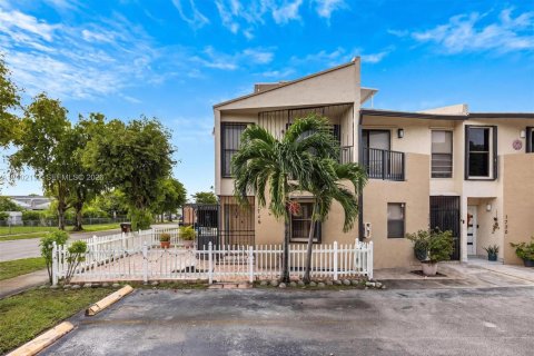 Touwnhouse à vendre à Hialeah, Floride: 3 chambres, 130.99 m2 № 2409354 - photo 2