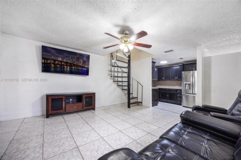 Touwnhouse à vendre à Hialeah, Floride: 3 chambres, 130.99 m2 № 2409354 - photo 5