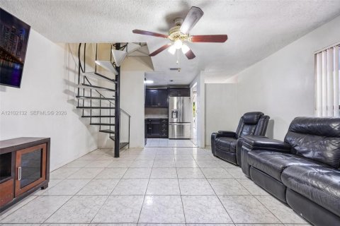 Touwnhouse à vendre à Hialeah, Floride: 3 chambres, 130.99 m2 № 2409354 - photo 4