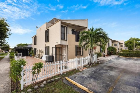 Touwnhouse à Hialeah, Floride 3 chambres, 130.99 m2 № 2409354