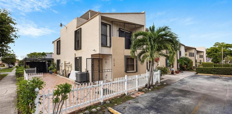 Touwnhouse à Hialeah, Floride 3 chambres, 130.99 m2 № 2409354