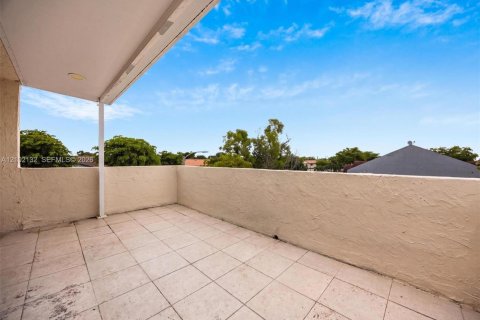 Touwnhouse à vendre à Hialeah, Floride: 3 chambres, 130.99 m2 № 2409354 - photo 27