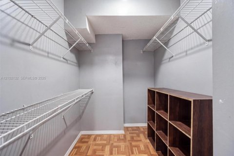 Touwnhouse à vendre à Hialeah, Floride: 3 chambres, 130.99 m2 № 2409354 - photo 11