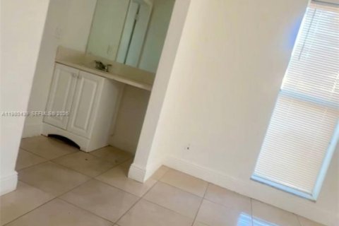 Купить кондоминиум в Тамарак, Флорида 3 спальни, 108.42м2, № 2044274 - фото 13