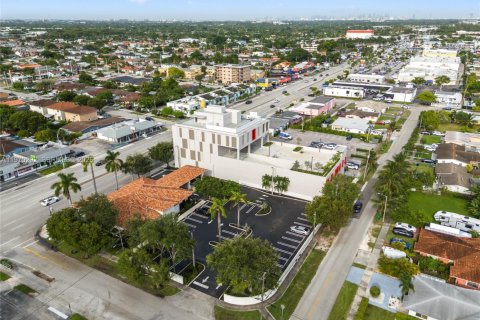 Propiedad comercial en venta en Miami, Florida № 2031246 - foto 7