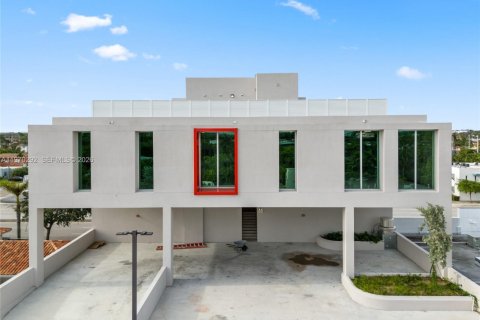 Propiedad comercial en venta en Miami, Florida № 2031246 - foto 9