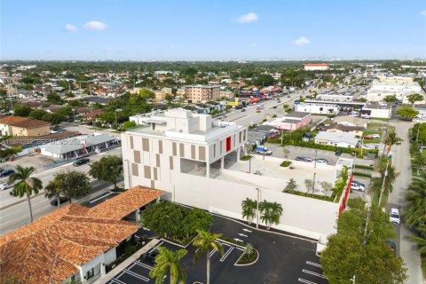 Propiedad comercial en venta en Miami, Florida № 2031246 - foto 8