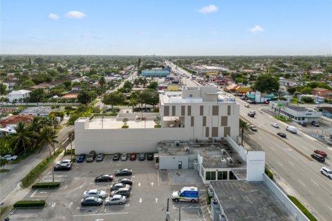 Propiedad comercial en venta en Miami, Florida № 2031246 - foto 6