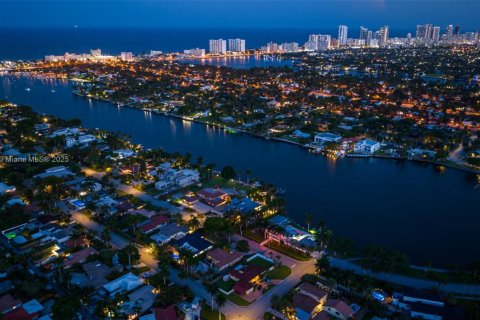 Снять в аренду виллу или дом в Холливуд, Флорида 8 спален, 355.35м2, № 1951695 - фото 24