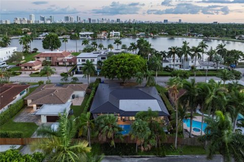 Снять в аренду виллу или дом в Холливуд, Флорида 8 спален, 355.35м2, № 1951695 - фото 1