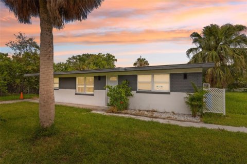 House in New Port Richey, Florida 4 bedrooms, 125.33 sq.m. № 1814948 - photo 1