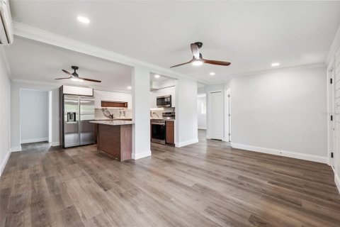 House in New Port Richey, Florida 4 bedrooms, 125.33 sq.m. № 1814948 - photo 9