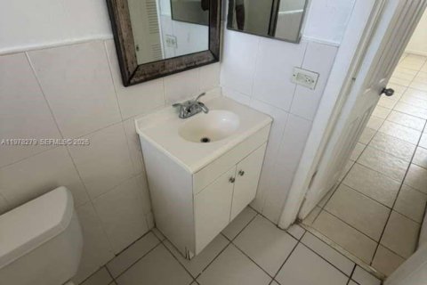 Condo in Miami, Florida, 1 bedroom  № 2041884 - photo 5