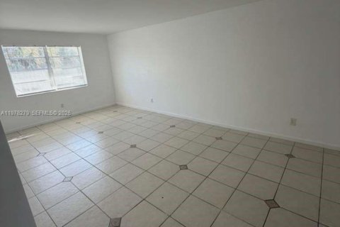 Condo in Miami, Florida, 1 bedroom  № 2041884 - photo 2