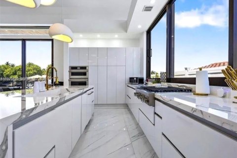 House in Fort Lauderdale, Florida 4 bedrooms, 302.68 sq.m. № 2031256 - photo 17