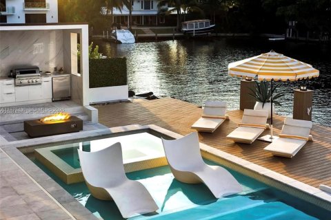 House in Fort Lauderdale, Florida 4 bedrooms, 302.68 sq.m. № 2031256 - photo 3
