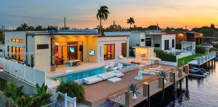House in Fort Lauderdale, Florida 4 bedrooms, 302.68 sq.m. № 2031256