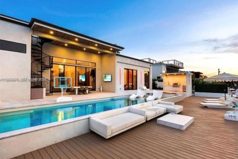 House in Fort Lauderdale, Florida 4 bedrooms, 302.68 sq.m. № 2031256 - photo 2