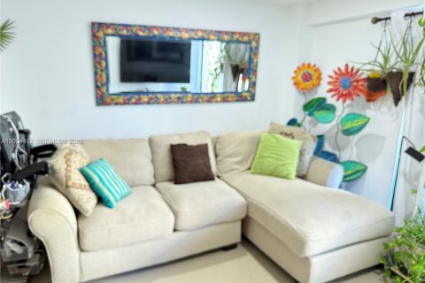 Condo in Miami, Florida, 2 bedrooms № 2248351 - photo 5