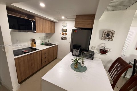 Condo in Miami, Florida, 2 bedrooms № 2248351 - photo 4