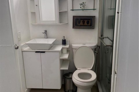 Condo in Miami, Florida, 2 bedrooms № 2248351 - photo 18