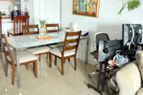 Condo in Miami, Florida, 2 bedrooms № 2248351 - photo 9