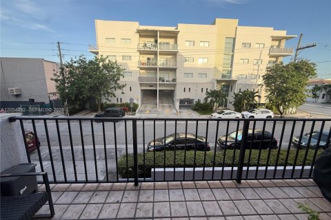 Condo in Miami, Florida, 2 bedrooms № 2248351 - photo 2