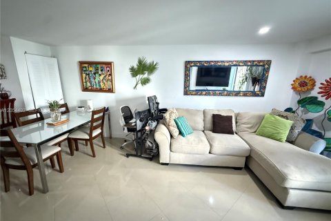 Condo in Miami, Florida, 2 bedrooms № 2248351 - photo 8