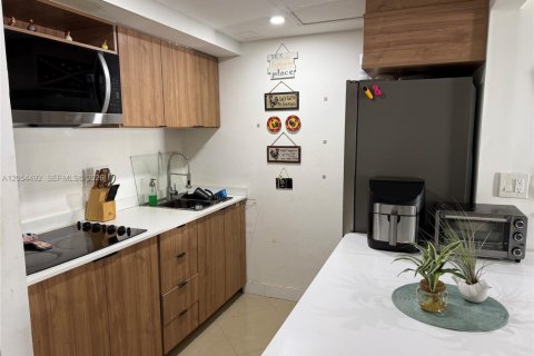 Condo in Miami, Florida, 2 bedrooms № 2248351 - photo 13