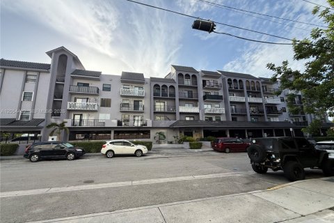 Condo in Miami, Florida, 2 bedrooms № 2248351 - photo 3