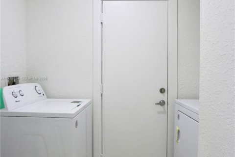 Casa en alquiler en Pembroke Pines, Florida, 3 dormitorios, 169.18 m2 № 1996525 - foto 18