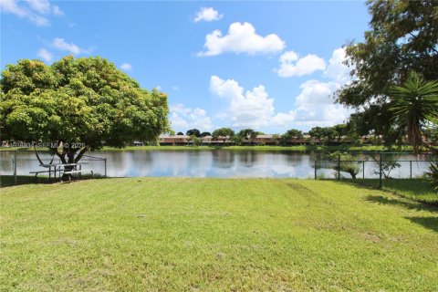 Casa en alquiler en Pembroke Pines, Florida, 3 dormitorios, 169.18 m2 № 1996525 - foto 4