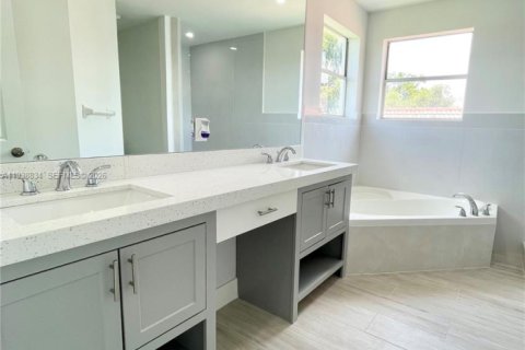 Casa en alquiler en Pembroke Pines, Florida, 3 dormitorios, 169.18 m2 № 1996525 - foto 13